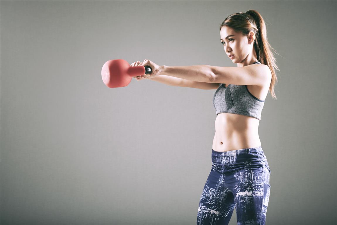 fit-young-asian-woman-exercising-with-kettlebell (Medium)