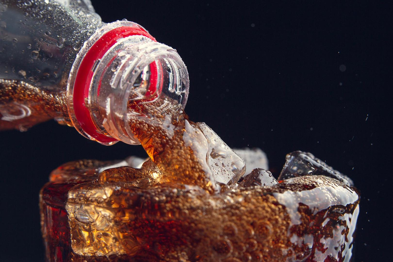 serving-cola-from-bottle-glass-full-ice (Large)